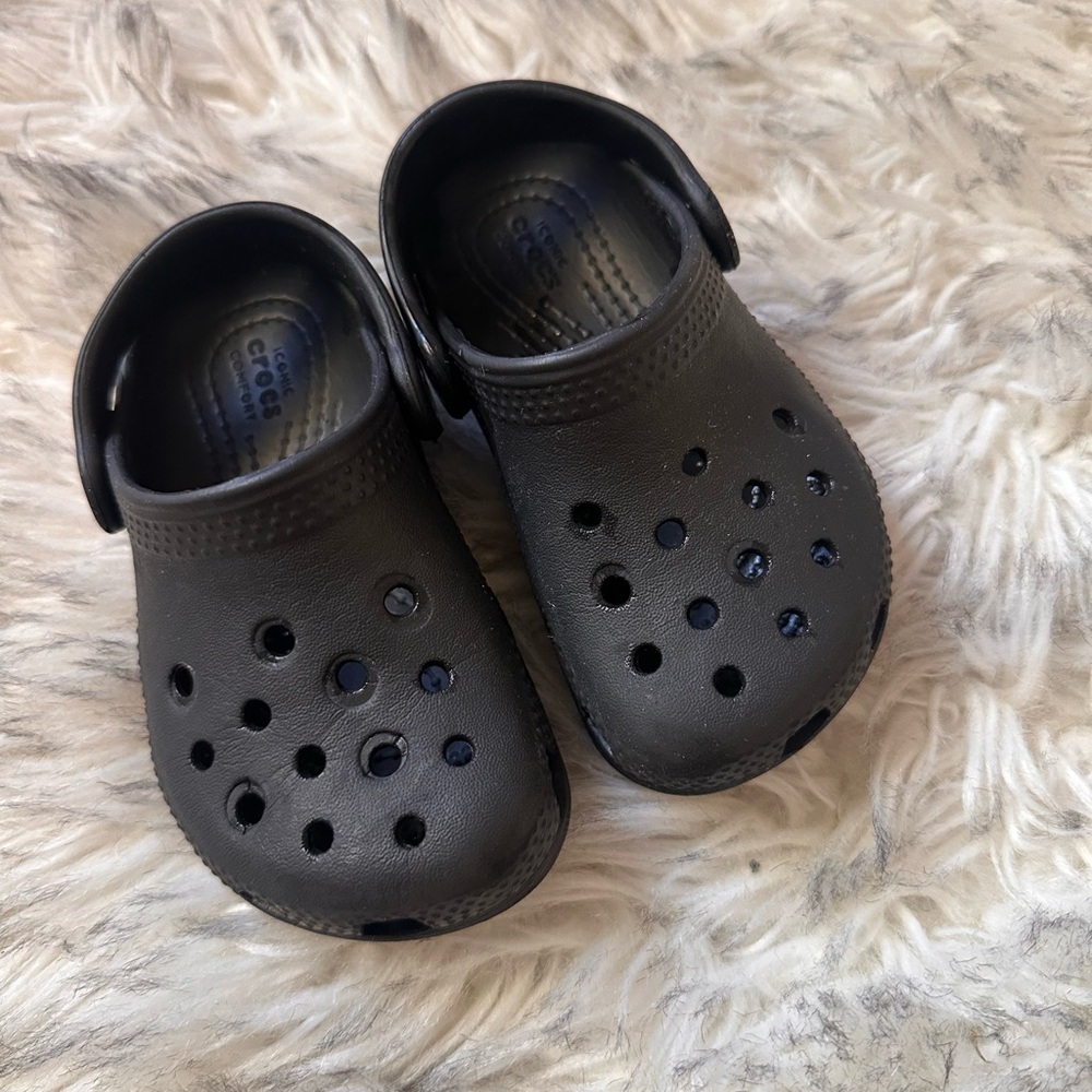 Great condition black toddler crocs size 7